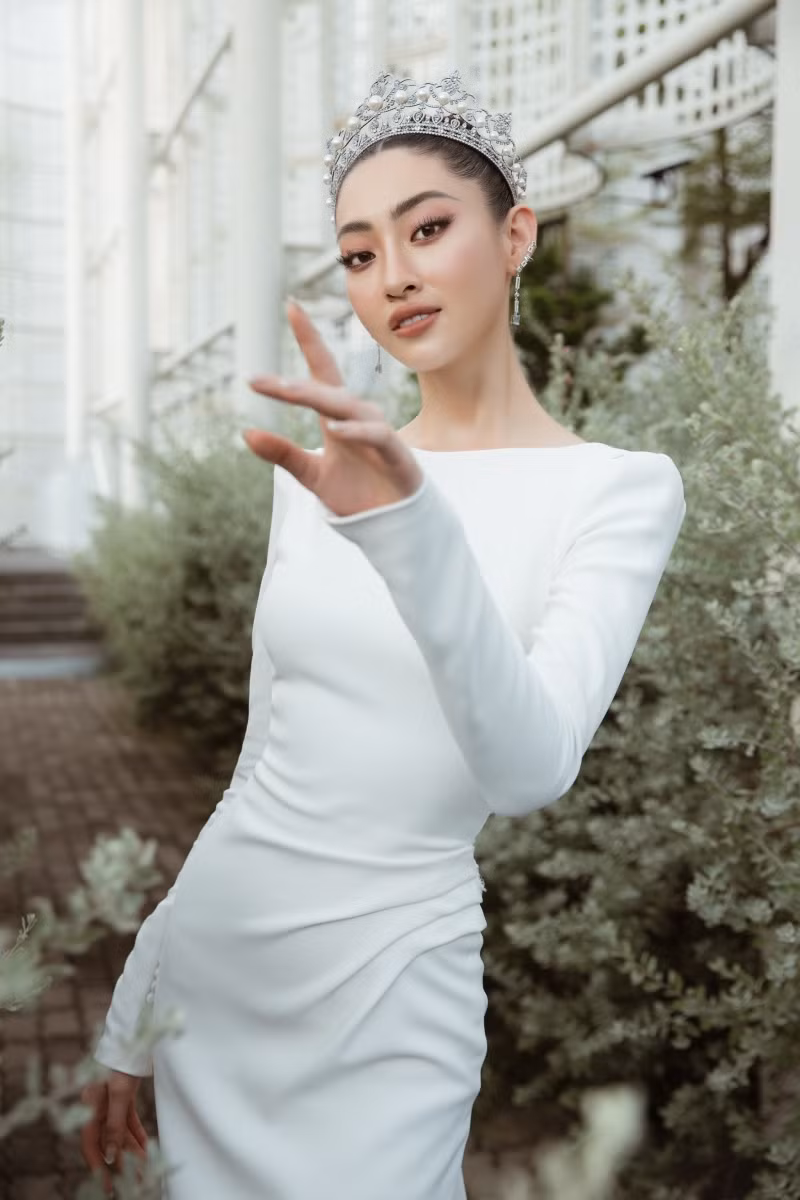 Khoác lên mình trang phục cưới mang tông trắng, Lương Thùy Linh trở nên yêu kiều, sang trọng.