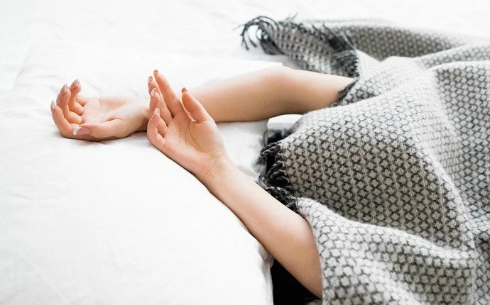 4 tác hại cực kỳ nguy hiểm khi ngủ trùm chăn kín đầu