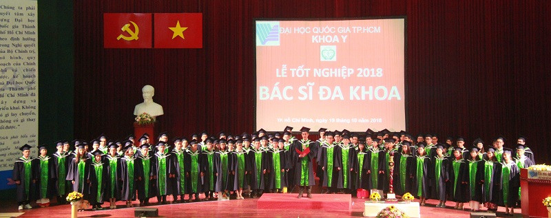 92 tân bác sĩ đa khoa đọc lời tuyên thệ
