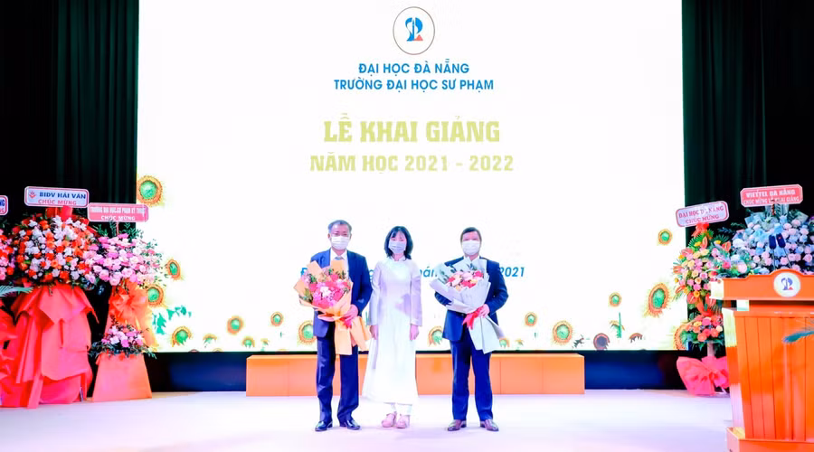Đại diện tân sinh viên Trường ĐH Sư phạm tặng hoa cho Ban giám đốc ĐH Đà Nẵng và Hiệu trưởng nhà trường. 