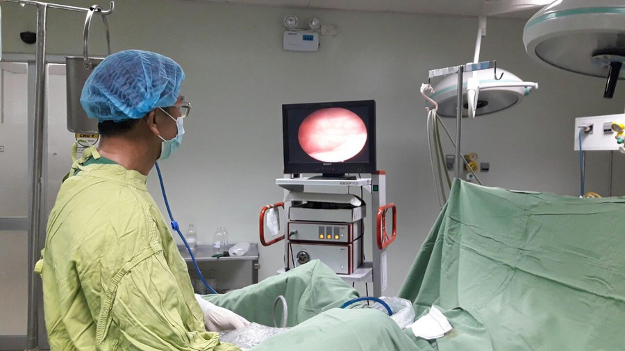 Các bác sĩ phẫu thuật nội soi cho bệnh nhân. Các bác sĩ phẫu thuật nội soi cho bệnh nhân.