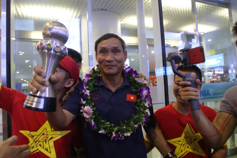 HLV Mai Đức Chung với chiếc Cup vô địch Đông Nam Á 2019 HLV Mai Đức Chung với chiếc Cup vô địch Đông Nam Á 2019