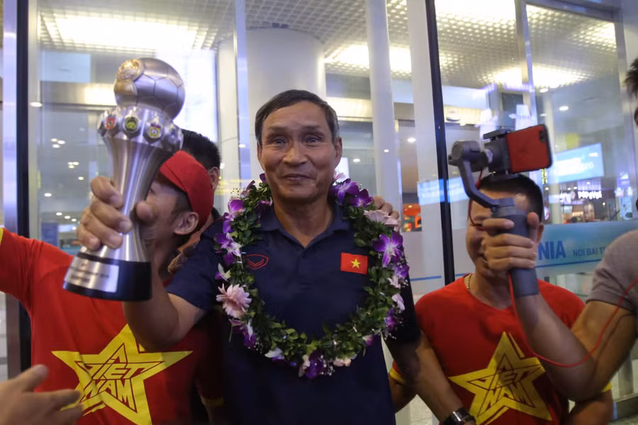 HLV Mai Đức Chung với chiếc Cup vô địch Đông Nam Á 2019
