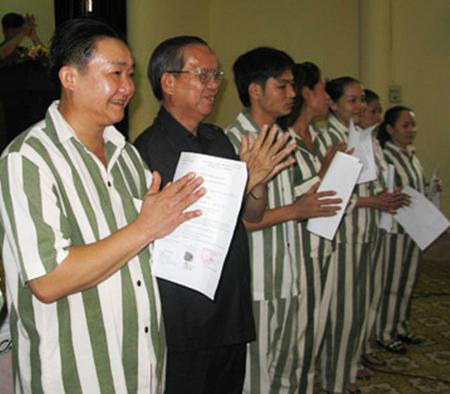 Xiêng Phênh (ngoài cùng bên trái) tại trại giam Công an Bôlykhămxay (Lào). Ảnh: IT Xiêng Phênh (ngoài cùng bên trái) tại trại giam Công an Bôlykhămxay (Lào). Ảnh: IT