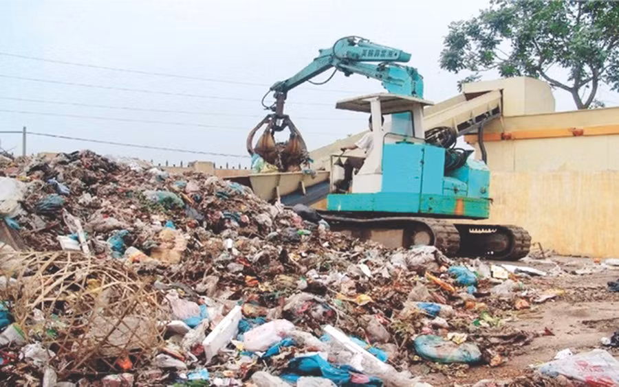 Phân loại rác tại khu tập kết.