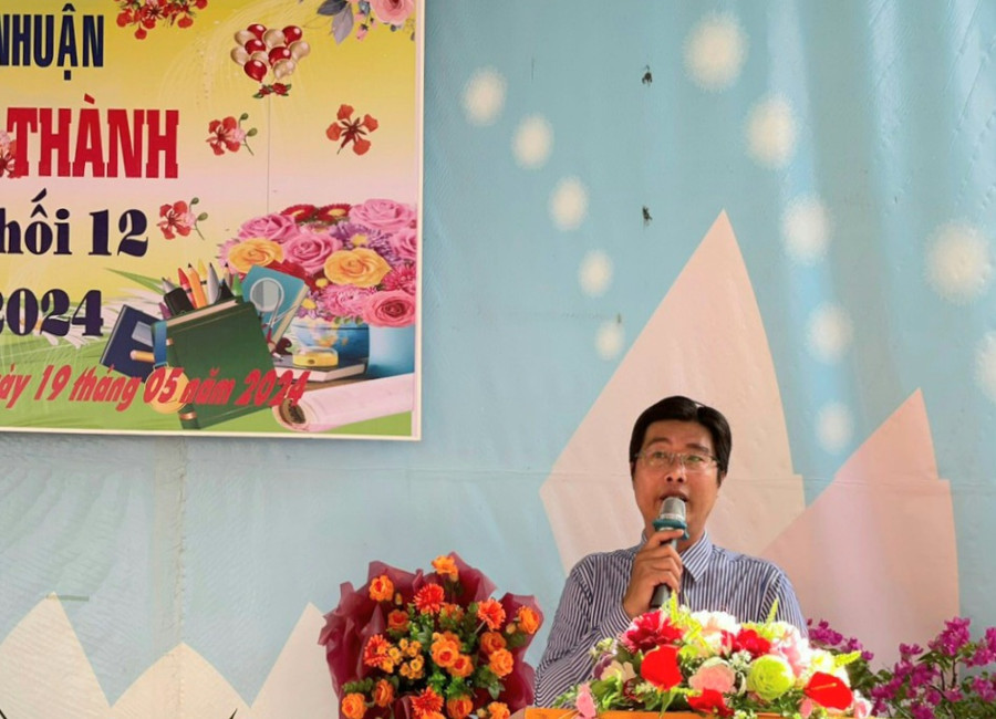 Thầy Dương Minh Nhựt - Hiệu trưởng Trường THCS&amp;THPT Vĩnh Nhuận (Châu Thành, An Giang) phát biểu tại buổi lễ.