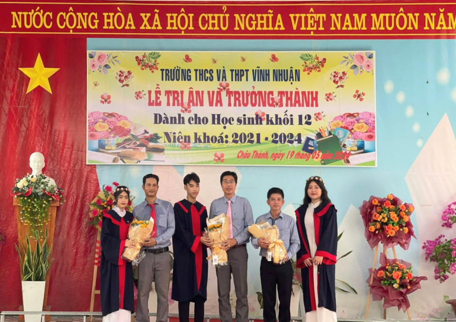 Học sinh tặng hoa tri ân thầy cô.