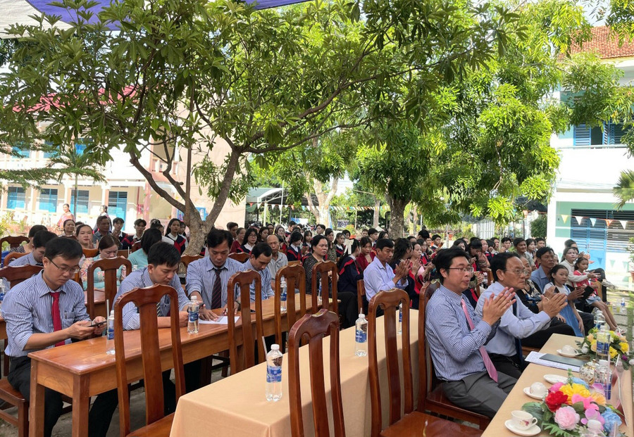 Đại biểu, thầy cô giáo, phụ huynh học sinh tham dự lễ tri ân và trưởng thành.