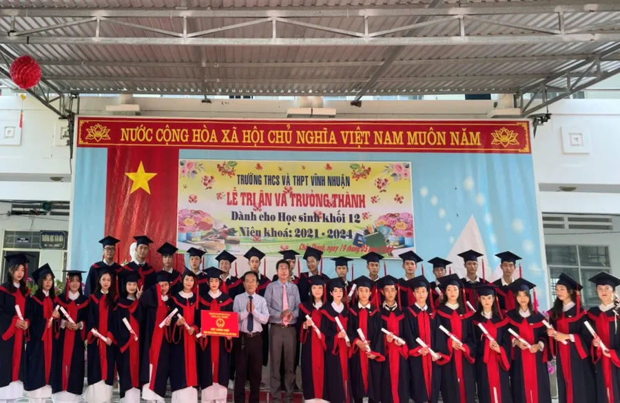 Ấm áp tình thầy trò Lễ tri ân và trưởng thành tại Trường THCS&THPT Vĩnh Nhuận (huyện Châu Thành, An Giang).