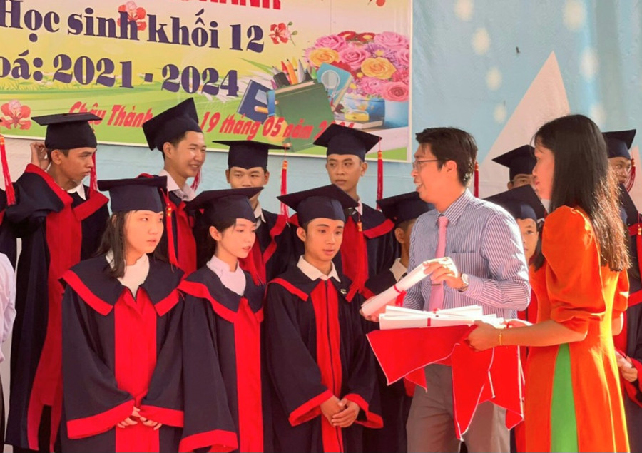 Thầy Dương Minh Nhựt - Hiệu trưởng Trường THCS&amp;THPT Vĩnh Nhuận trao GCN hoàn thành chương trình THPT.