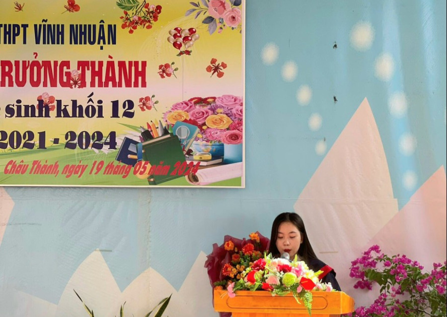 Em Võ Thị Yến Ngọc, đại diện học sinh khối lớp 12 đọc thư tri ân cha mẹ, thầy cô.