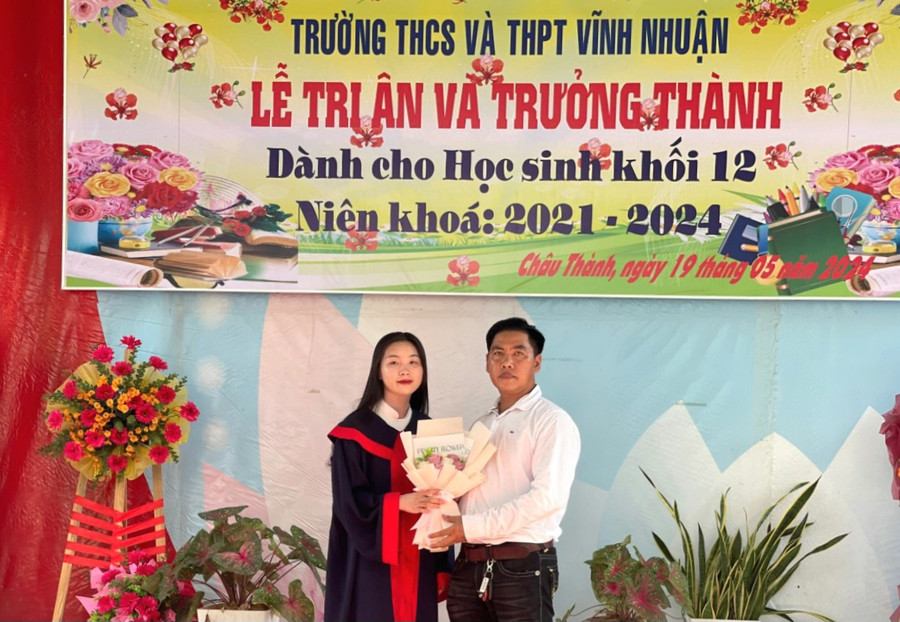 Học sinh tặng hoa tri ân ba mẹ tại buổi lễ.