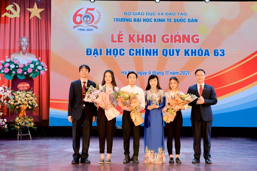 PGS.TS Phạm Hồng Chương - Hiệu trưởng; PGS.TS Bùi Đức Thọ - Bí thư Đảng ủy, Chủ tịch Hội đồng trường và GS.TS Trần Thị Vân Hoa - Phó Hiệu trưởng tặng hoa và trao giấy khen của Hiệu trưởng cho những sinh viên đạt thành tích cao trong kỳ tuyển sinh.