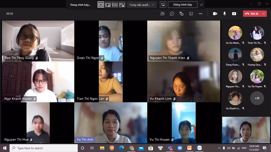Cô Vũ Thị Anh (Trường THPT Ân Thi, Hưng Yên) trong giờ dạy trực tuyến.