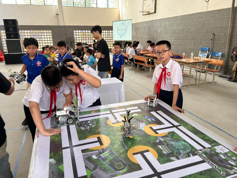 Các thành viên trong đội thi thảo luận chiến thuật thi đấu.