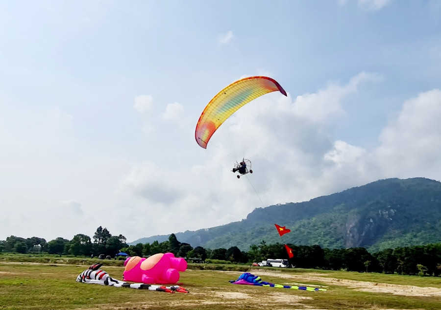 Biểu diễn dù lượn có động cơ và diều nghệ thuật. Biểu diễn dù lượn có động cơ và diều nghệ thuật.