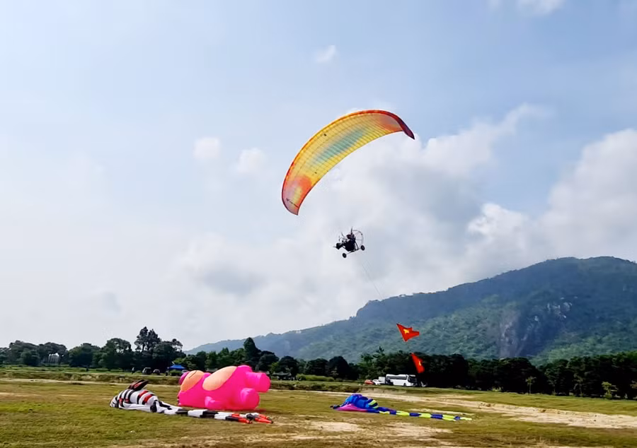 Biểu diễn dù lượn có động cơ và diều nghệ thuật.