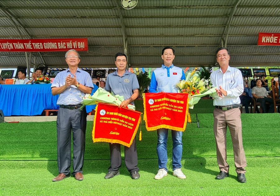 Lãnh đạo UBND huyện Tri Tôn (tỉnh An Giang) tặng hoa và cờ cho đại diện Liên đoàn Dù lượn thể thao TP.HCM. Lãnh đạo UBND huyện Tri Tôn (tỉnh An Giang) tặng hoa và cờ cho đại diện Liên đoàn Dù lượn thể thao TP.HCM.
