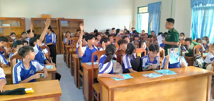 Học sinh Trường THCS Vĩnh Gia (huyệm Tri Tôn, tỉnh An Giang) tham gia tiết học.