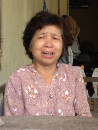 Bà Mậu khóc nức nở khi nhắc đến con trai bị bắt.