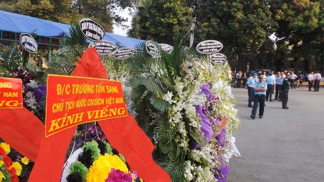 Vòng hoa của chủ tịch nước Trương Tấn Sang