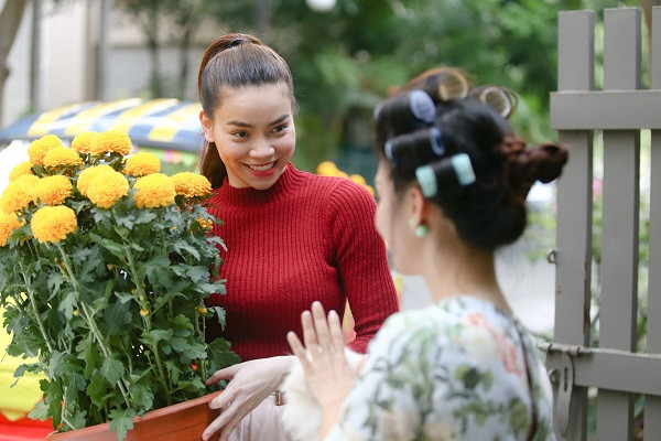 Hồ Ngọc Hà diễn cùng bố mẹ trong MV Tết ảnh 5 Hồ Ngọc Hà diễn cùng bố mẹ trong MV Tết ảnh 5