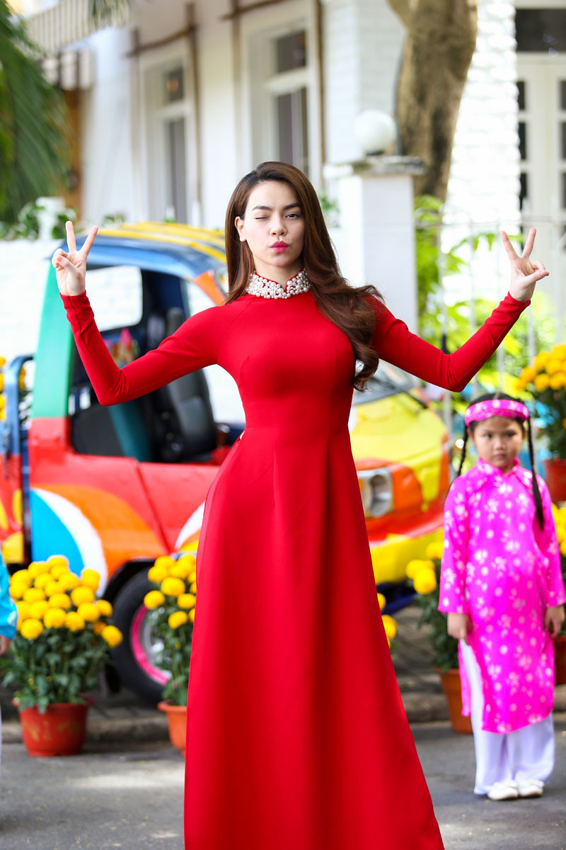 Hồ Ngọc Hà diễn cùng bố mẹ trong MV Tết ảnh 4 Hồ Ngọc Hà diễn cùng bố mẹ trong MV Tết ảnh 4