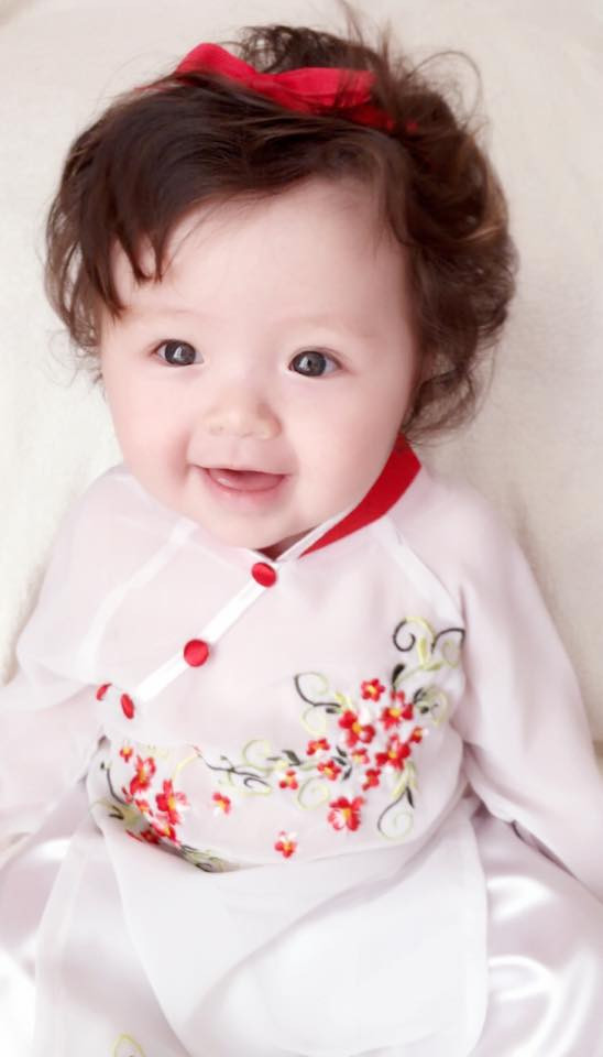 Con gái Elly Trần mặt ngơ ngác dễ thương khi diện áo dài 8