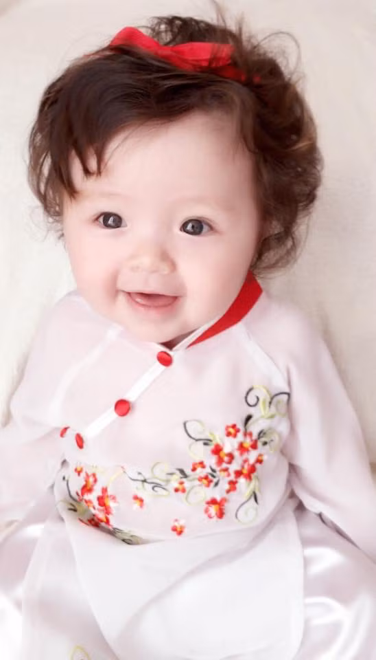 Con gái Elly Trần mặt ngơ ngác dễ thương khi diện áo dài 8