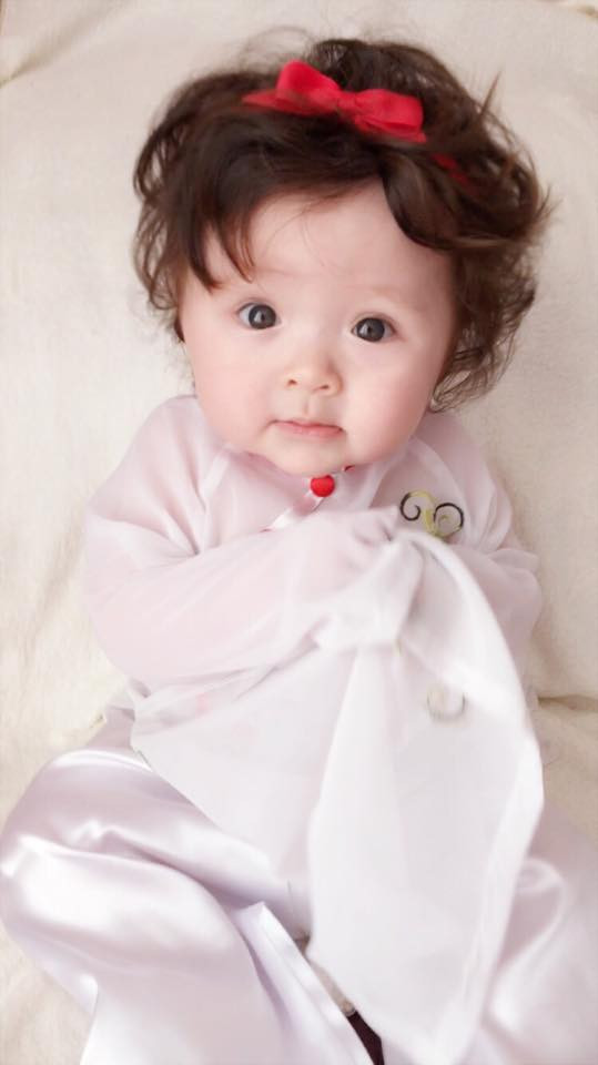 Con gái Elly Trần mặt ngơ ngác dễ thương khi diện áo dài 3