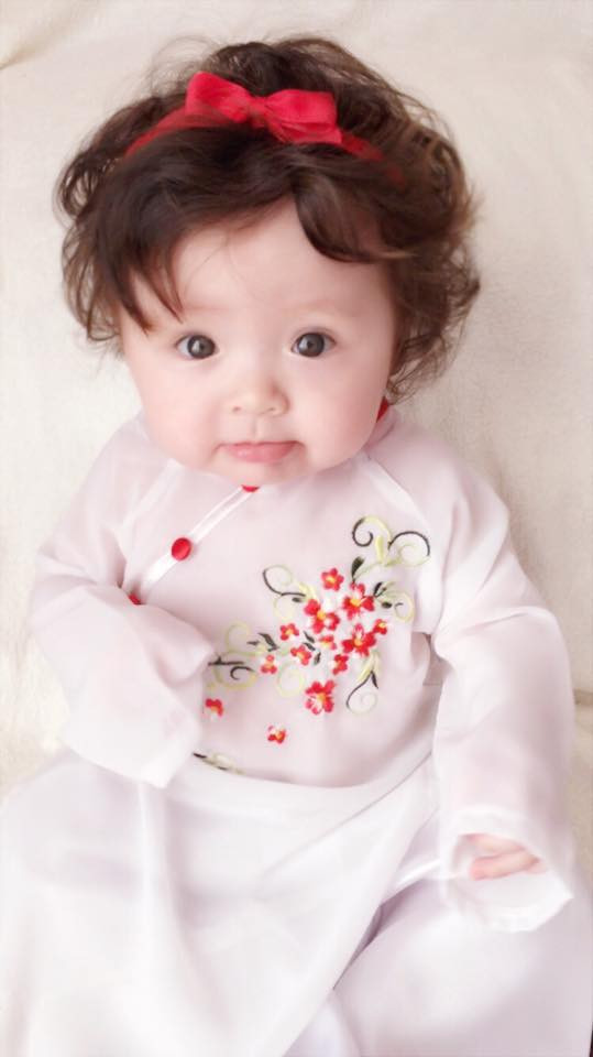 Con gái Elly Trần mặt ngơ ngác dễ thương khi diện áo dài 9