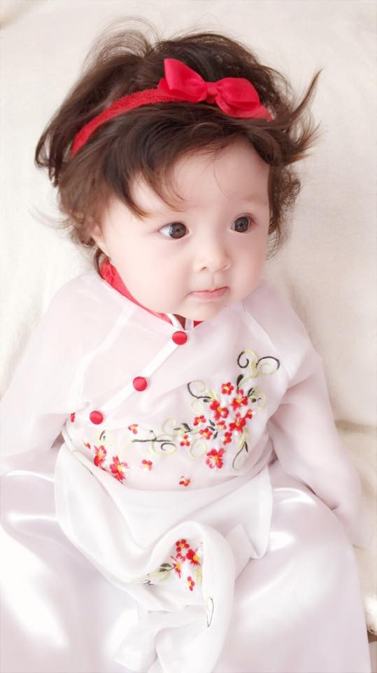Con gái Elly Trần mặt ngơ ngác dễ thương khi diện áo dài 2
