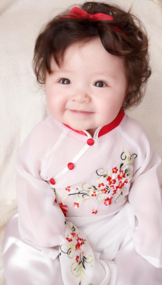 Con gái Elly Trần mặt ngơ ngác dễ thương khi diện áo dài 12