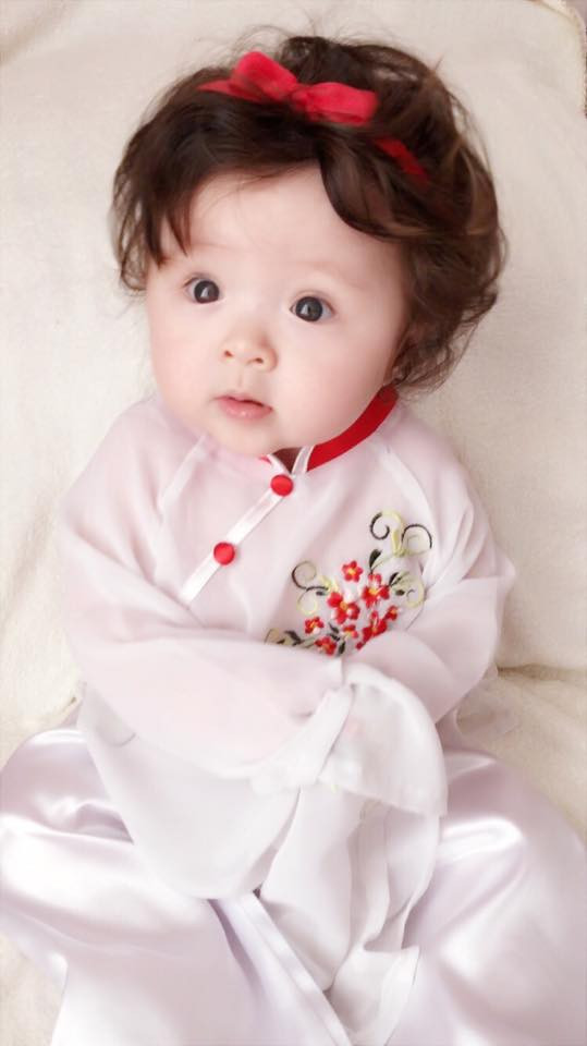 Con gái Elly Trần mặt ngơ ngác dễ thương khi diện áo dài 1