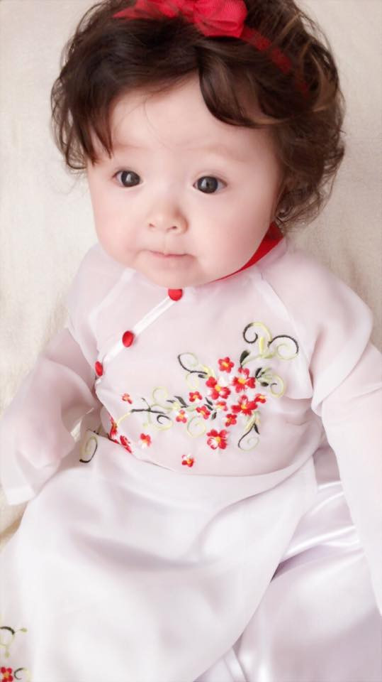 Con gái Elly Trần mặt ngơ ngác dễ thương khi diện áo dài 11