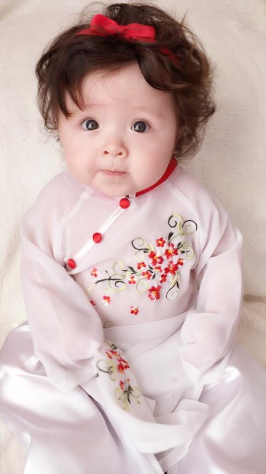 Con gái Elly Trần mặt ngơ ngác dễ thương khi diện áo dài 6