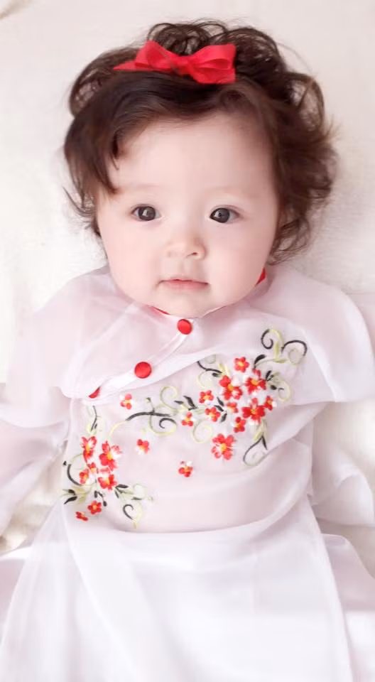 Con gái Elly Trần mặt ngơ ngác dễ thương khi diện áo dài 4