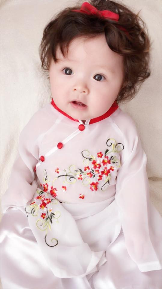 Con gái Elly Trần mặt ngơ ngác dễ thương khi diện áo dài 5