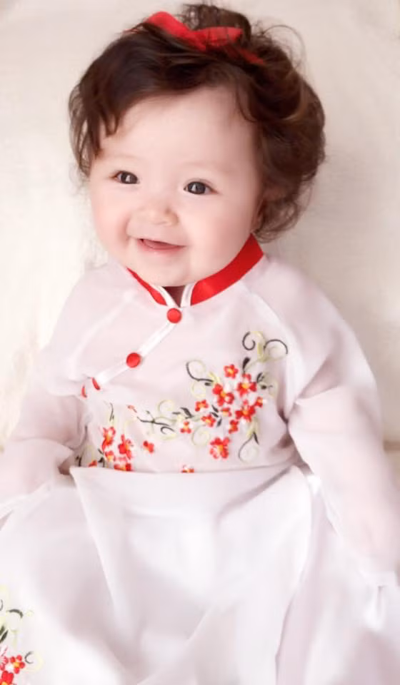 Con gái Elly Trần mặt ngơ ngác dễ thương khi diện áo dài 7