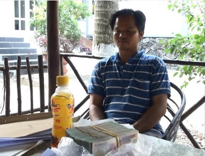 Đối tượng Võ Văn Minh bị bắt quả tang cùng tang vật vụ án.