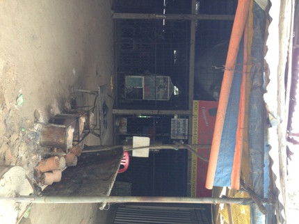 Quán bún riêu, kiêm bán nước giải khát của vợ chồng Minh.