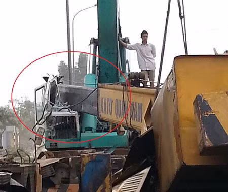 Cần cẩu đứt cáp rơi xuống đất, tài xế đạp cửa thoát thân - Ảnh 1
