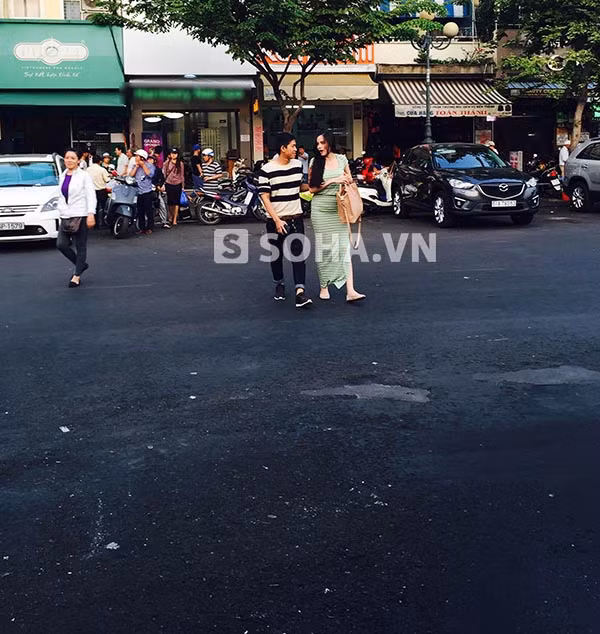 Hoa hậu Diễm Hương bất ngờ lộ diện sau 2 tuần sinh con