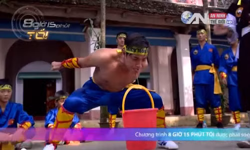 Dựng tóc gáy xem thanh niên dùng lưỡi nâng vật nặng