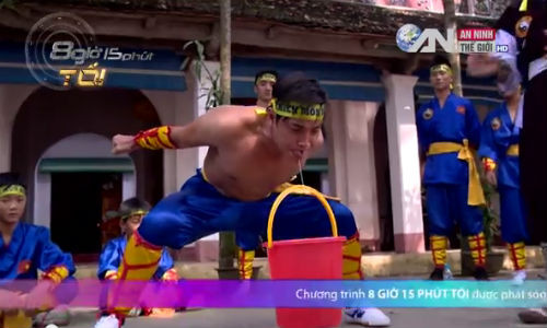 Dung toc gay xem trai tre dung luoi nang vat nang