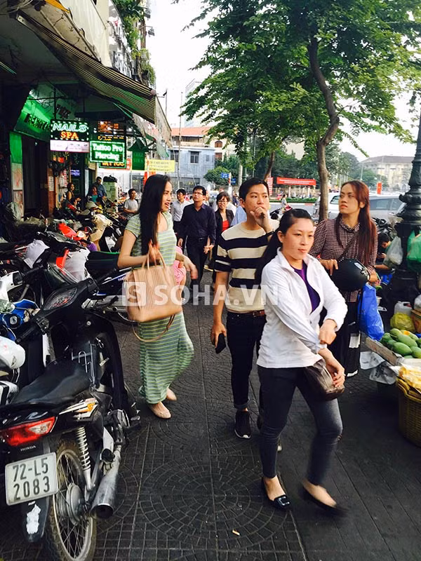 Hoa hậu Diễm Hương bất ngờ lộ diện sau 2 tuần sinh con