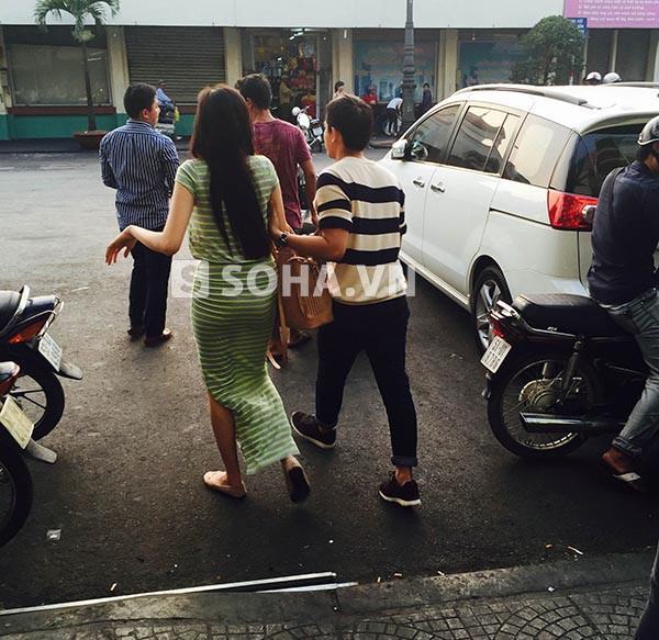 Hoa hậu Diễm Hương bất ngờ lộ diện sau 2 tuần sinh con