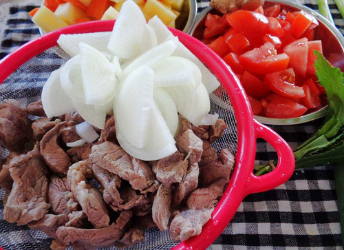 Bò hầm cà chua cho bữa cơm thêm ấm ảnh 1 Bò hầm cà chua cho bữa cơm thêm ấm - 1