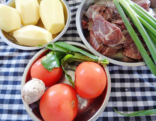 Bò hầm cà chua cho bữa cơm thêm ấm ảnh 2 Bò hầm cà chua cho bữa cơm thêm ấm - 2