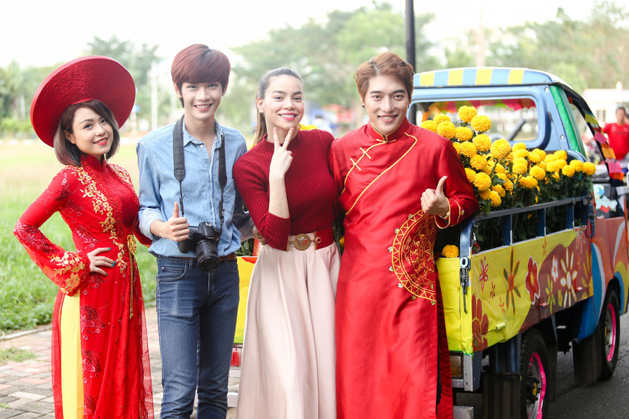 Hồ Ngọc Hà diễn cùng bố mẹ trong MV Tết ảnh 7 Hồ Ngọc Hà diễn cùng bố mẹ trong MV Tết ảnh 7